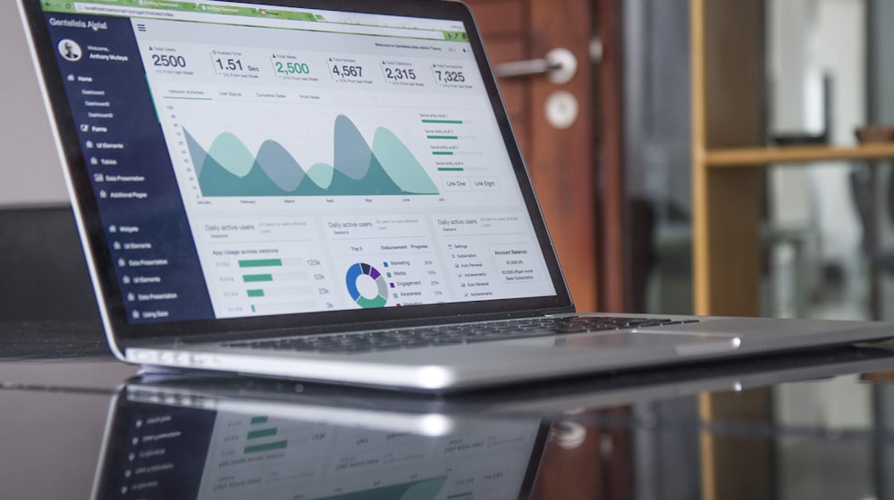 Tableau de bord analytics montrant la performance SEO